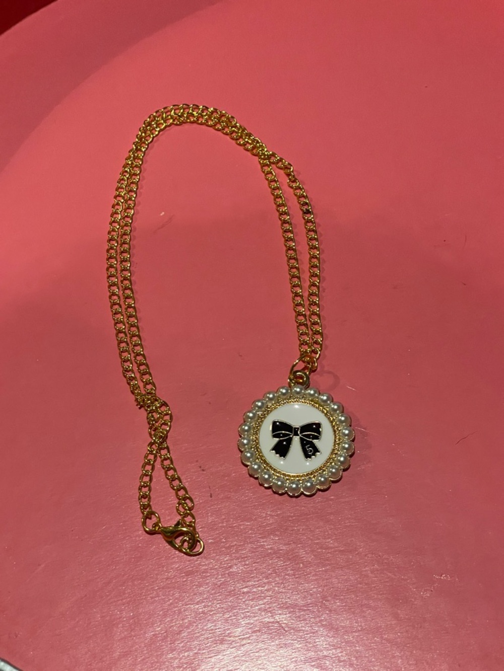 Gold pendant necklace